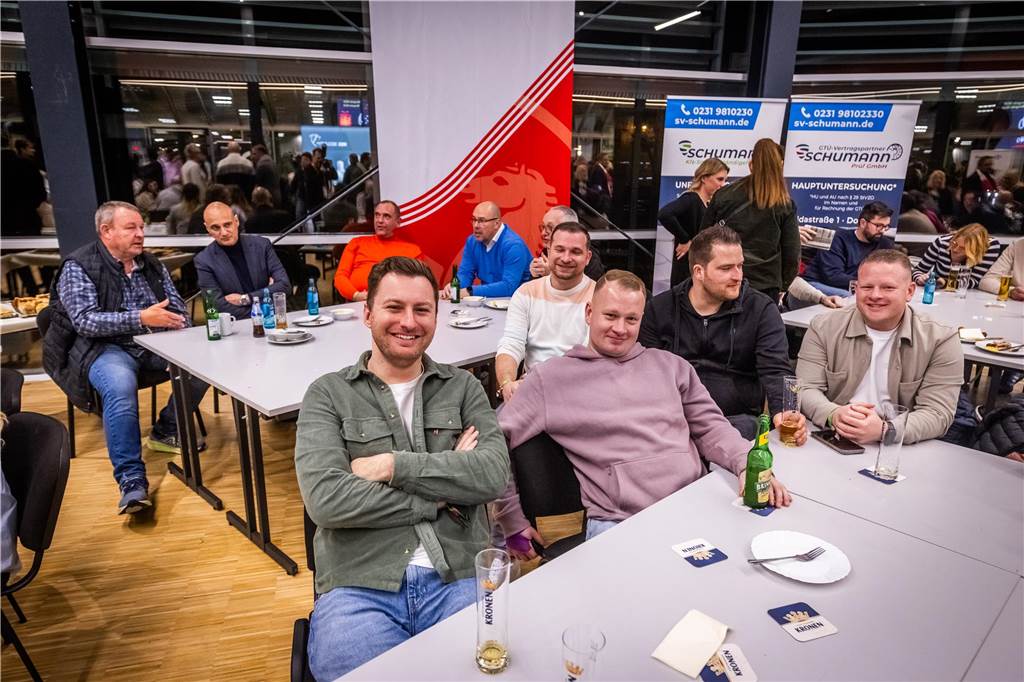 Die besten Fan-Fotos vom ersten Endrunden-Tag der Dortmunder Hallenfußball-Stadtmeisterschaft. 