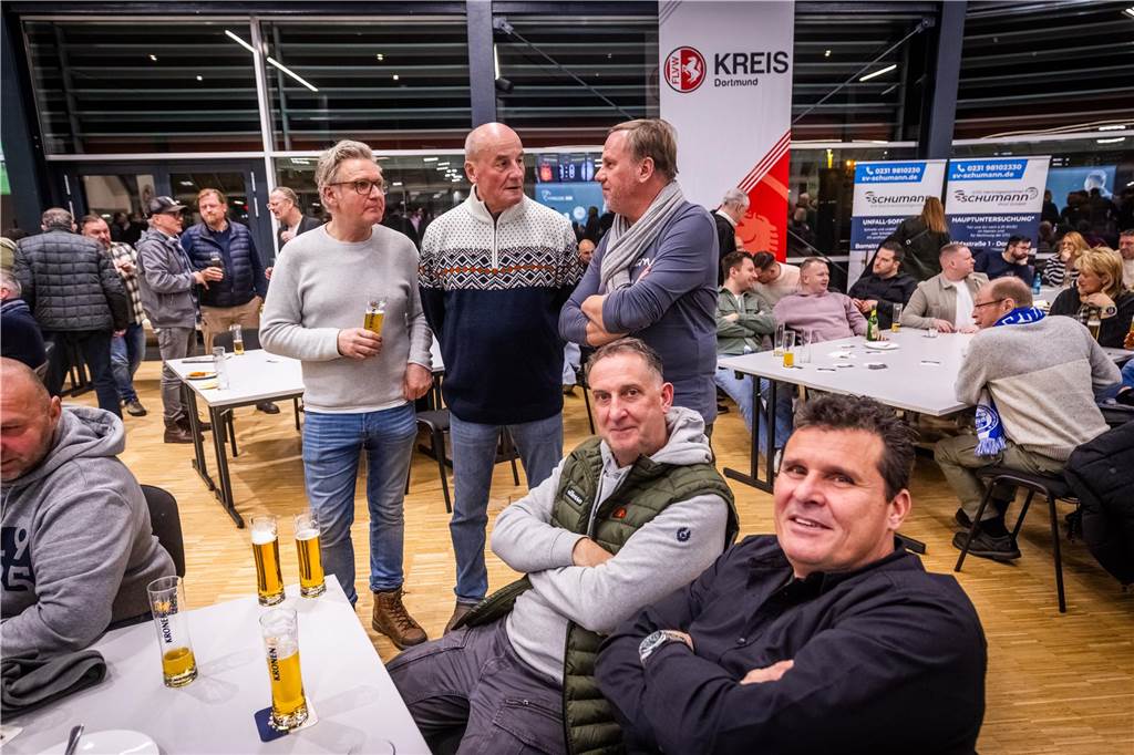 Die besten Fan-Fotos vom ersten Endrunden-Tag der Dortmunder Hallenfußball-Stadtmeisterschaft. 