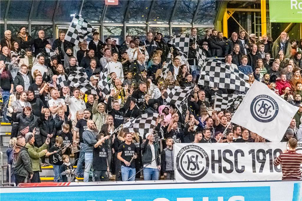 Die besten Fan-Fotos vom ersten Endrunden-Tag der Dortmunder Hallenfußball-Stadtmeisterschaft. 