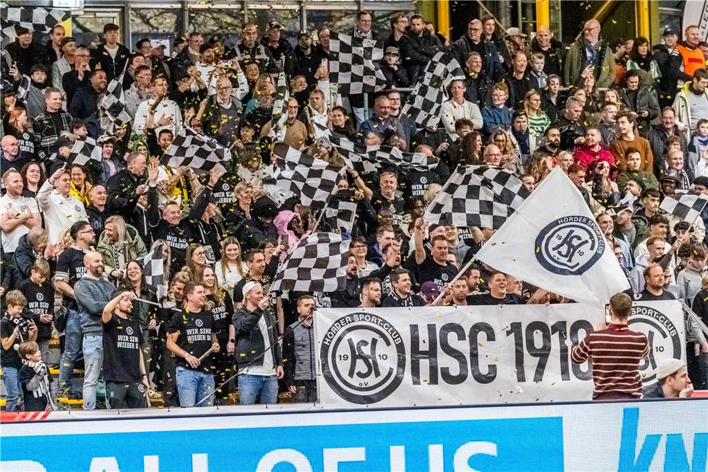Die besten Fan-Fotos vom ersten Endrunden-Tag der Dortmunder Hallenfußball-Stadtmeisterschaft. 