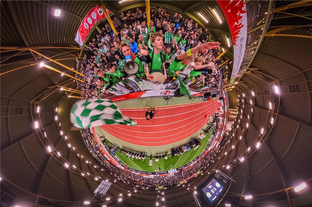 Die besten Fan-Fotos vom ersten Endrunden-Tag der Dortmunder Hallenfußball-Stadtmeisterschaft. 