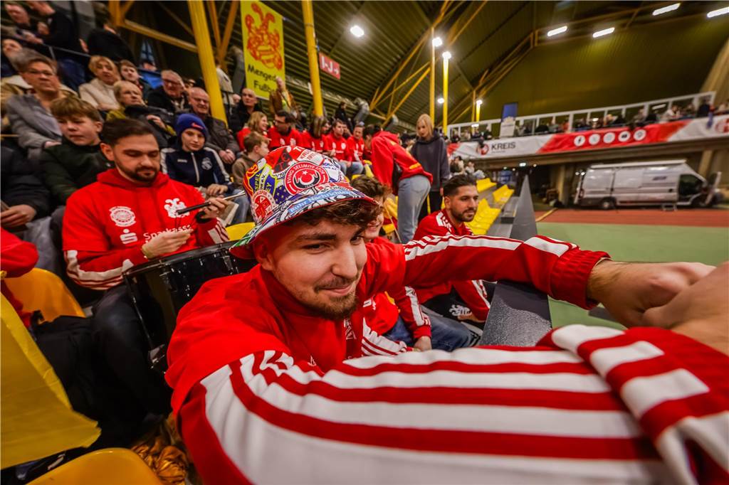 Die besten Fan-Fotos vom ersten Endrunden-Tag der Dortmunder Hallenfußball-Stadtmeisterschaft. 