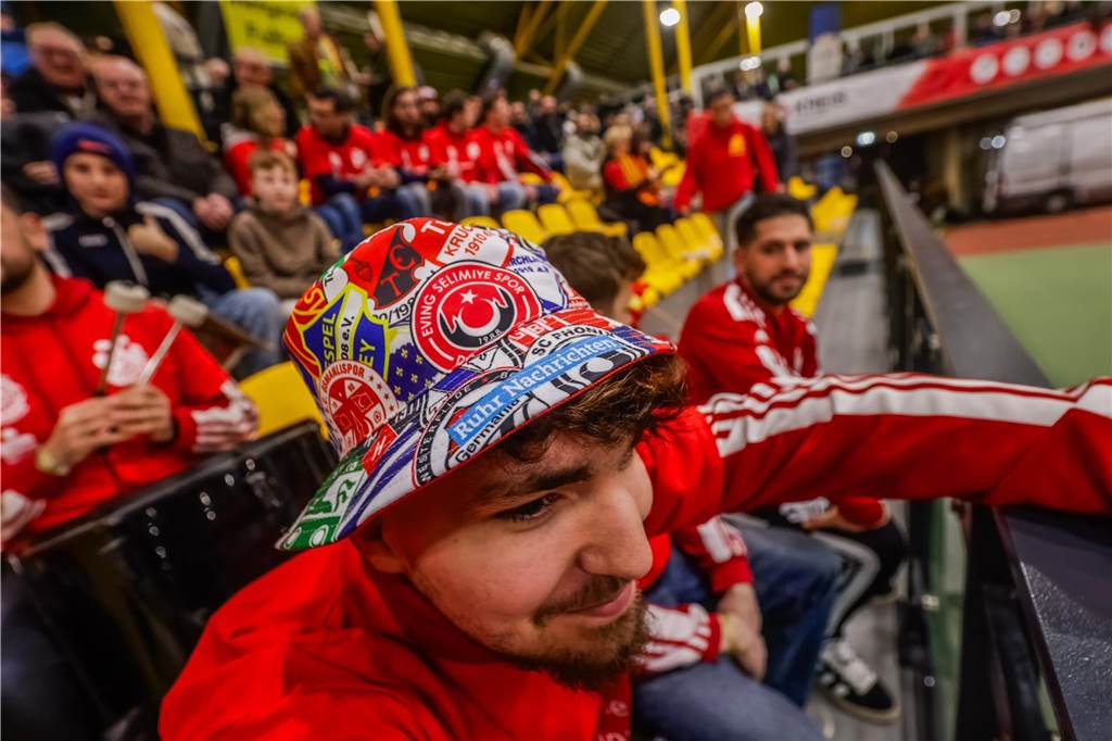 Die besten Fan-Fotos vom ersten Endrunden-Tag der Dortmunder Hallenfußball-Stadtmeisterschaft. 