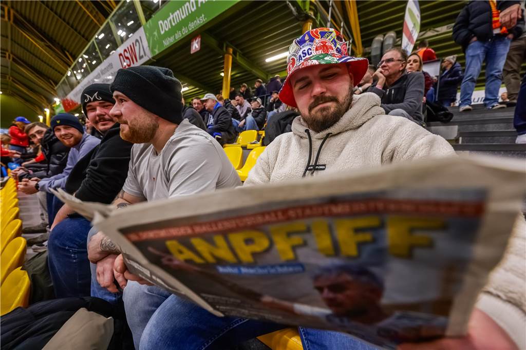 Die besten Fan-Fotos vom ersten Endrunden-Tag der Dortmunder Hallenfußball-Stadtmeisterschaft. 