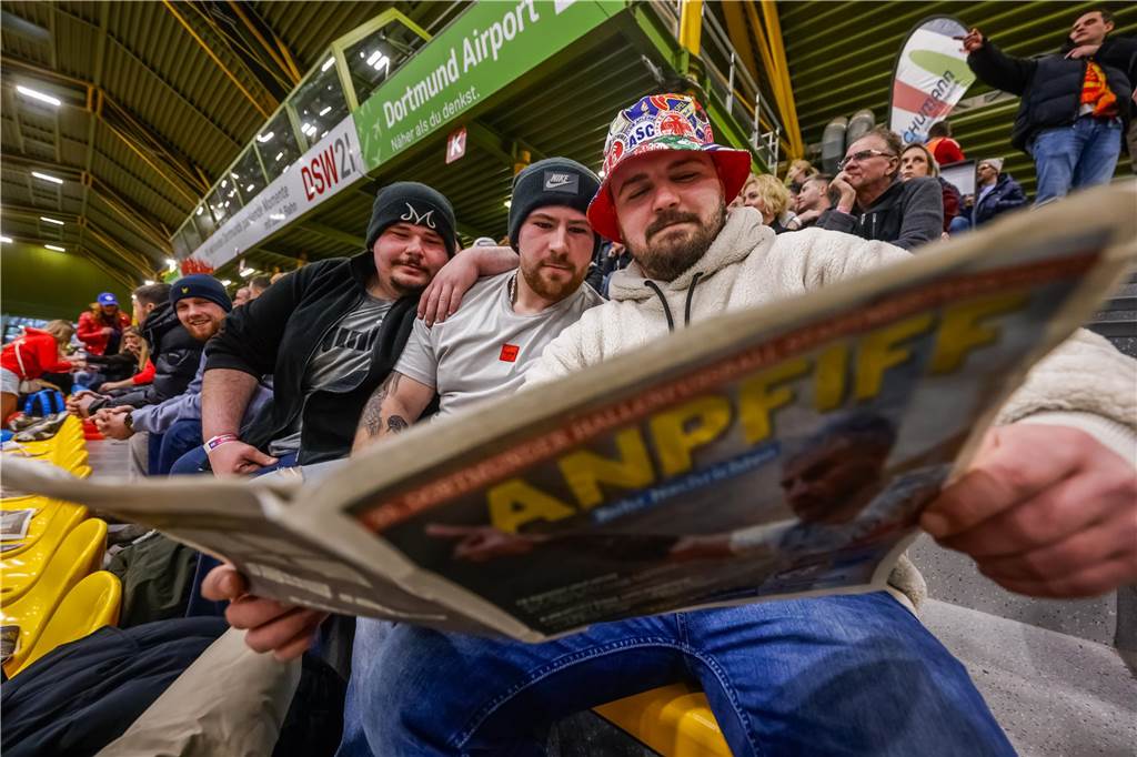 Die besten Fan-Fotos vom ersten Endrunden-Tag der Dortmunder Hallenfußball-Stadtmeisterschaft. 