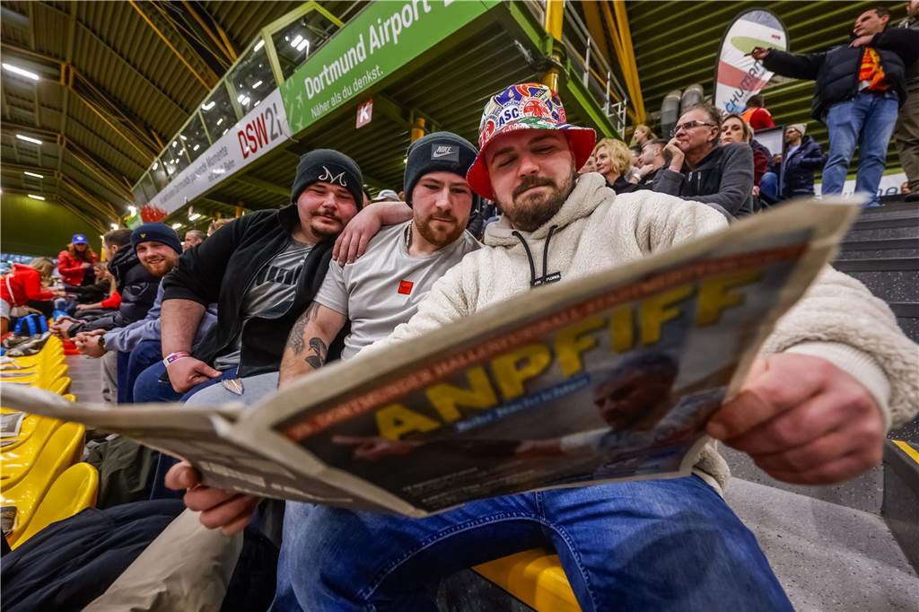 Die besten Fan-Fotos vom ersten Endrunden-Tag der Dortmunder Hallenfußball-Stadtmeisterschaft. 