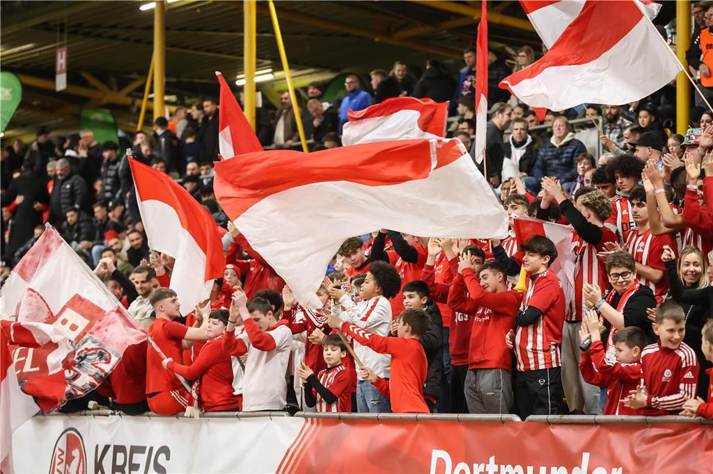 Die besten Fan-Fotos vom ersten Endrunden-Tag der Dortmunder Hallenfußball-Stadtmeisterschaft. 