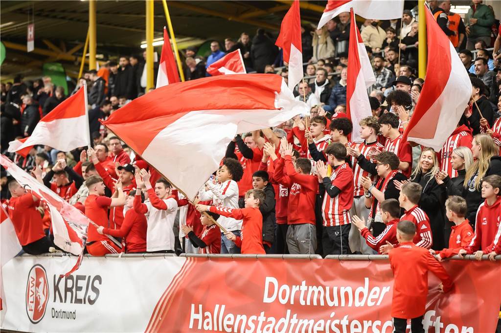 Die besten Fan-Fotos vom ersten Endrunden-Tag der Dortmunder Hallenfußball-Stadtmeisterschaft. 