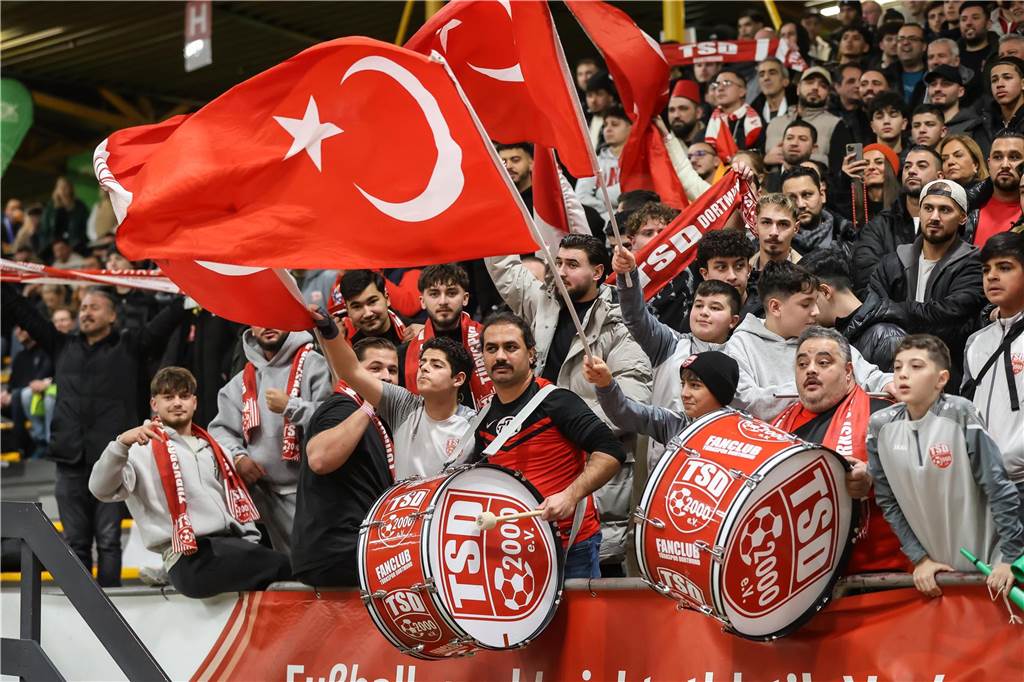 Die besten Fan-Fotos vom ersten Endrunden-Tag der Dortmunder Hallenfußball-Stadtmeisterschaft. 