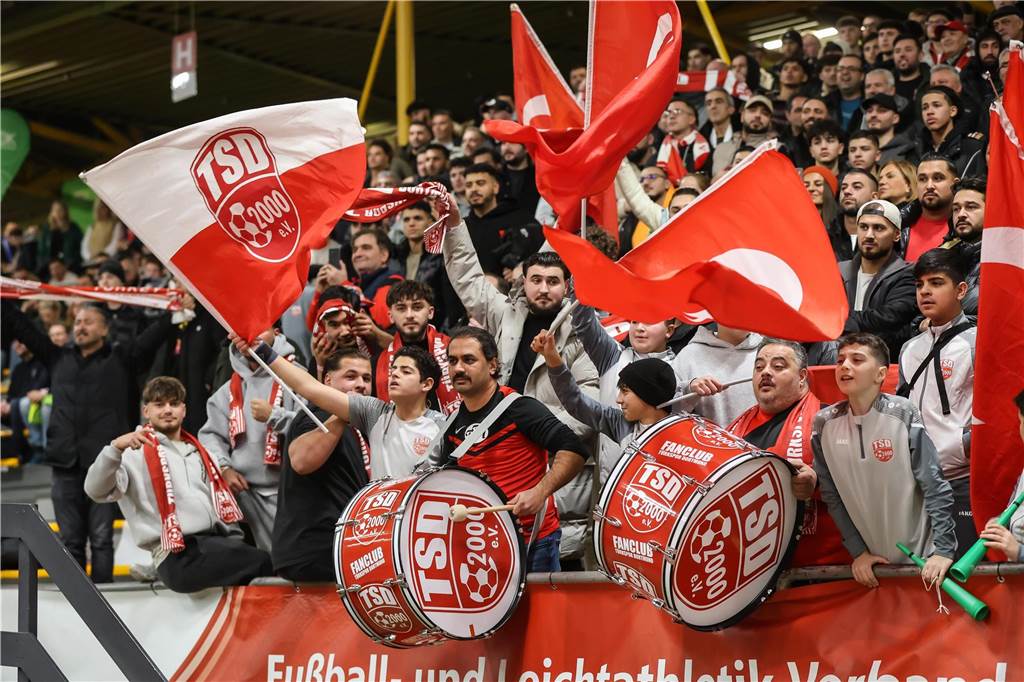 Die besten Fan-Fotos vom ersten Endrunden-Tag der Dortmunder Hallenfußball-Stadtmeisterschaft. 
