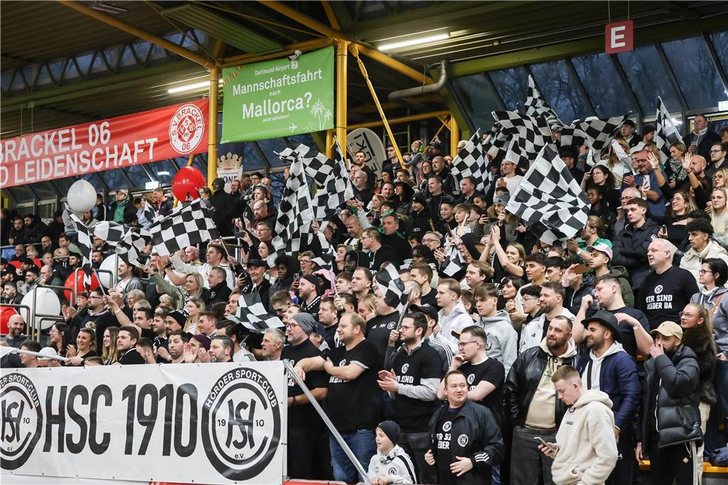 Die besten Fan-Fotos vom ersten Endrunden-Tag der Dortmunder Hallenfußball-Stadtmeisterschaft. 