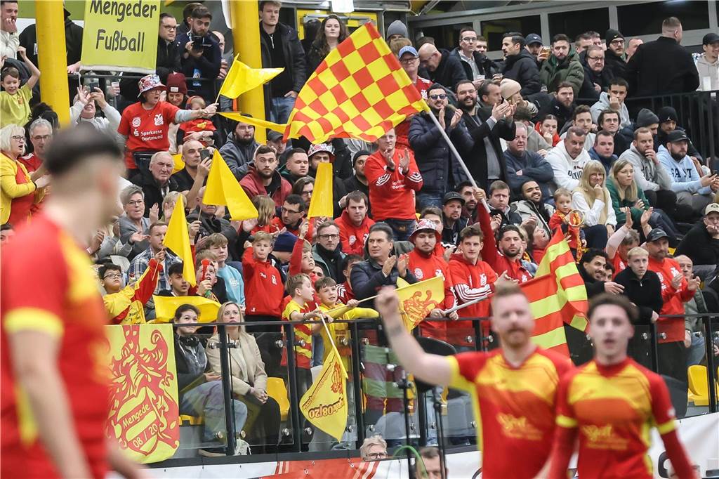 Die besten Fan-Fotos vom ersten Endrunden-Tag der Dortmunder Hallenfußball-Stadtmeisterschaft. 