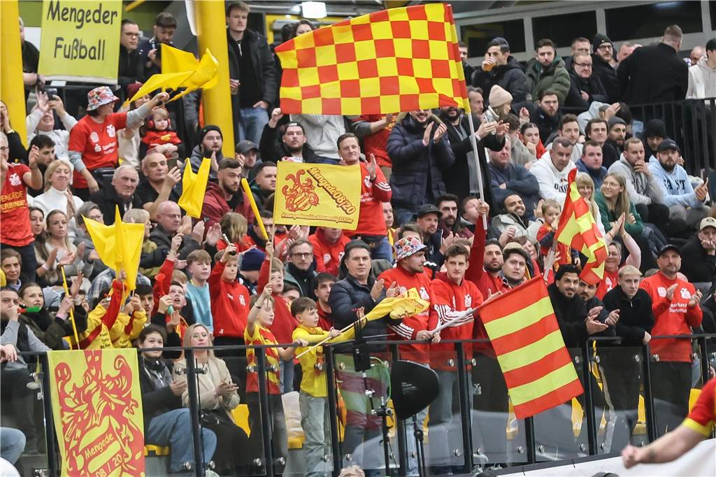 Die besten Fan-Fotos vom ersten Endrunden-Tag der Dortmunder Hallenfußball-Stadtmeisterschaft. 