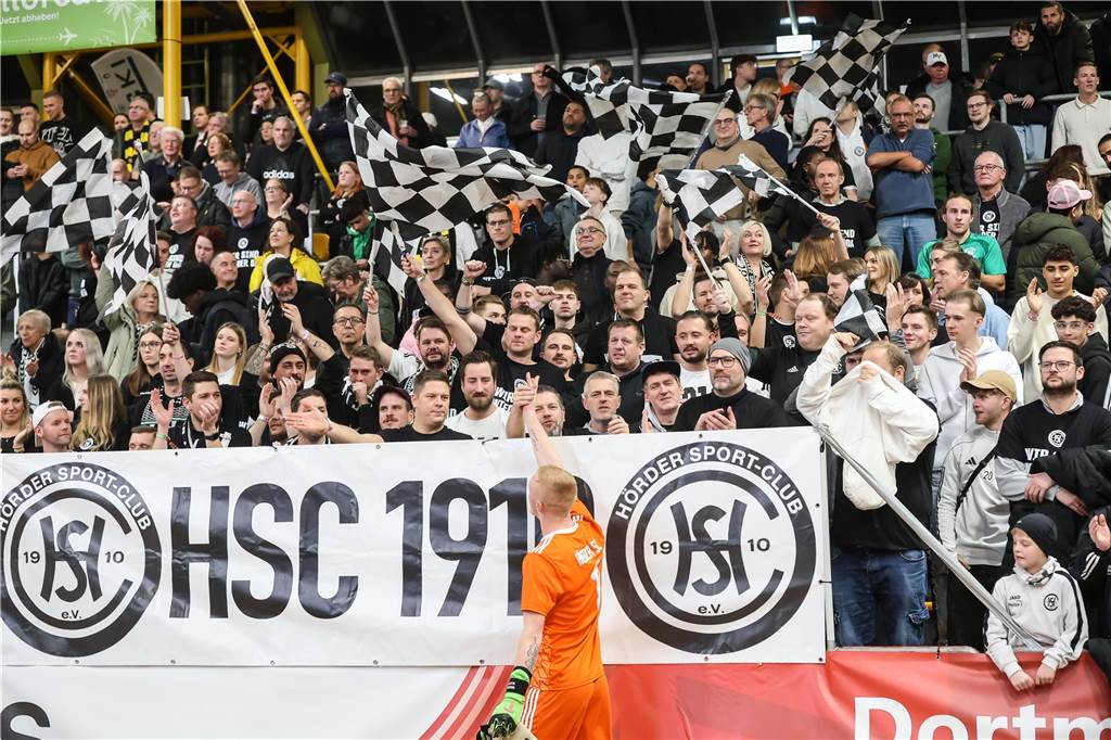 Die besten Fan-Fotos vom ersten Endrunden-Tag der Dortmunder Hallenfußball-Stadtmeisterschaft. 