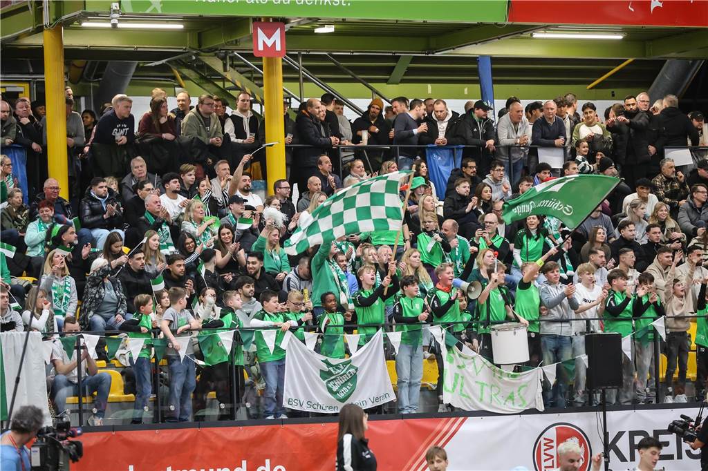 Die besten Fan-Fotos vom ersten Endrunden-Tag der Dortmunder Hallenfußball-Stadtmeisterschaft. 