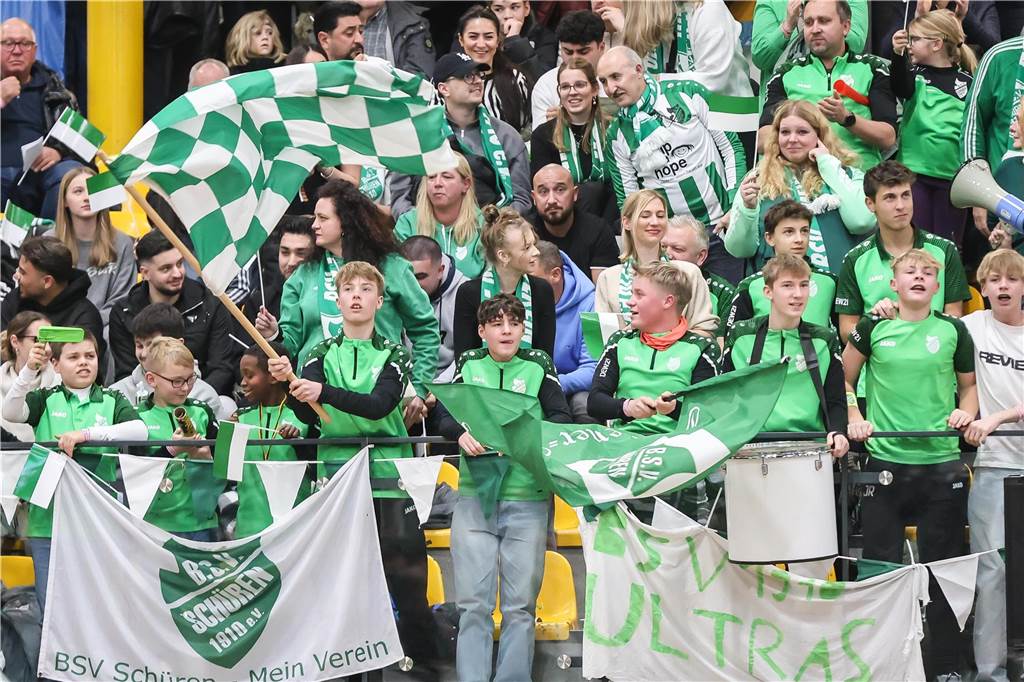 Die besten Fan-Fotos vom ersten Endrunden-Tag der Dortmunder Hallenfußball-Stadtmeisterschaft. 