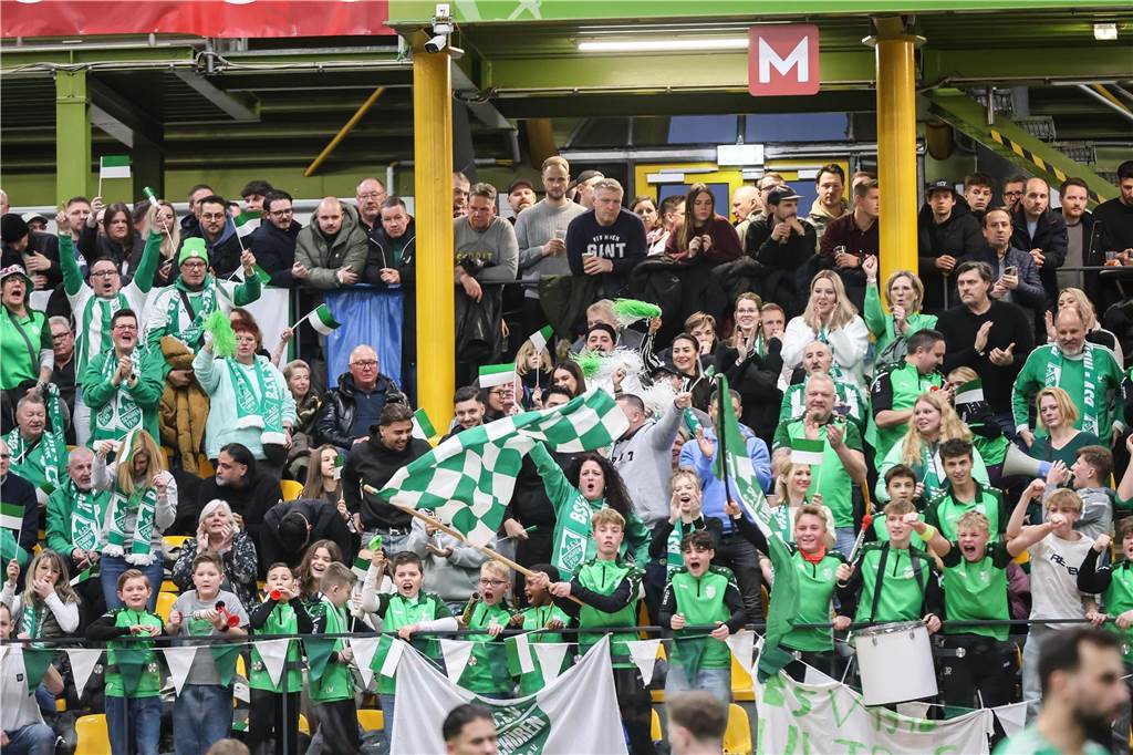 Die besten Fan-Fotos vom ersten Endrunden-Tag der Dortmunder Hallenfußball-Stadtmeisterschaft. 