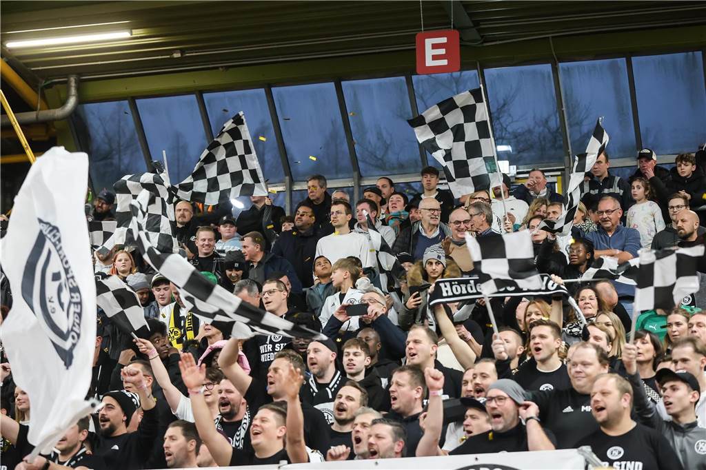 Die besten Fan-Fotos vom ersten Endrunden-Tag der Dortmunder Hallenfußball-Stadtmeisterschaft. 