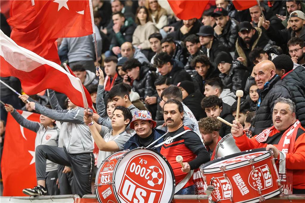 Die besten Fan-Fotos vom ersten Endrunden-Tag der Dortmunder Hallenfußball-Stadtmeisterschaft. 