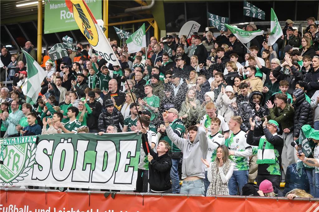 Die besten Fan-Fotos vom ersten Endrunden-Tag der Dortmunder Hallenfußball-Stadtmeisterschaft. 
