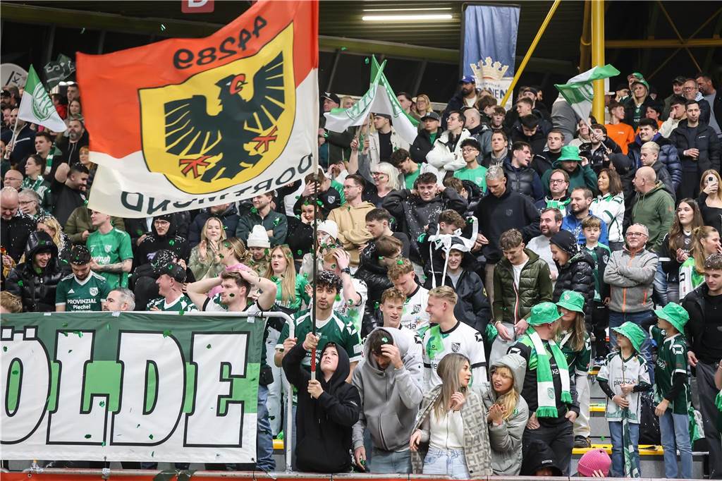 Die besten Fan-Fotos vom ersten Endrunden-Tag der Dortmunder Hallenfußball-Stadtmeisterschaft. 