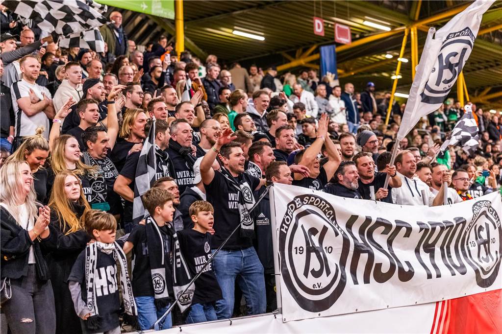 Die besten Fan-Fotos vom ersten Endrunden-Tag der Dortmunder Hallenfußball-Stadtmeisterschaft. 