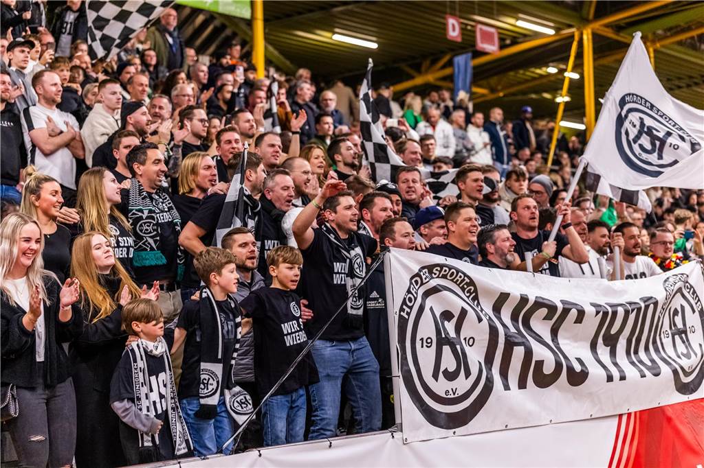Die besten Fan-Fotos vom ersten Endrunden-Tag der Dortmunder Hallenfußball-Stadtmeisterschaft. 