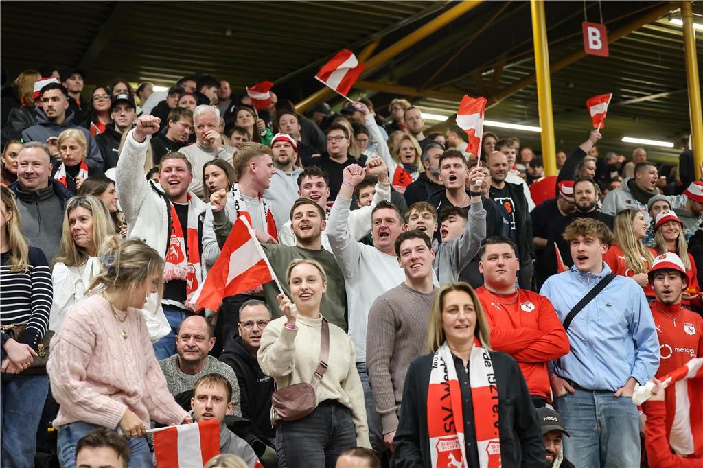Die besten Fan-Fotos vom ersten Endrunden-Tag der Dortmunder Hallenfußball-Stadtmeisterschaft. 