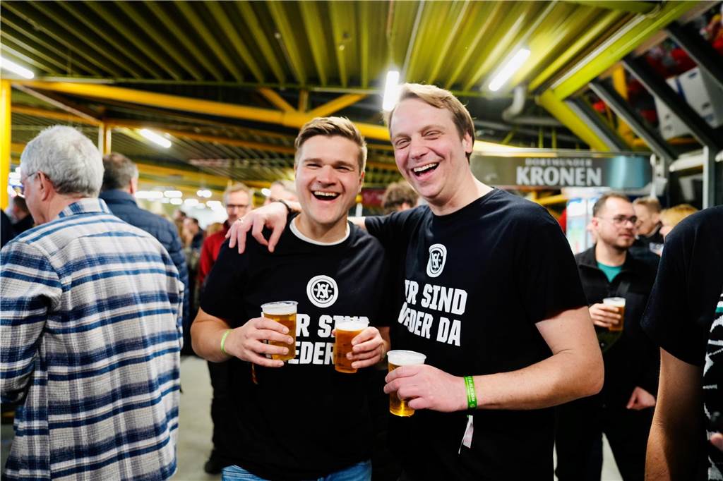 Die besten Fan-Fotos vom ersten Endrunden-Tag der Dortmunder Hallenfußball-Stadtmeisterschaft. 