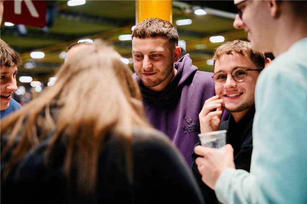 Die besten Fan-Fotos vom ersten Endrunden-Tag der Dortmunder Hallenfußball-Stadtmeisterschaft. 