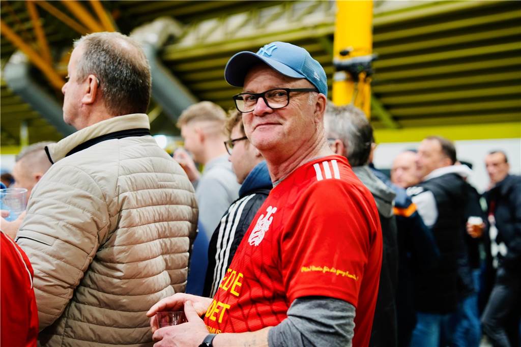 Die besten Fan-Fotos vom ersten Endrunden-Tag der Dortmunder Hallenfußball-Stadtmeisterschaft. 