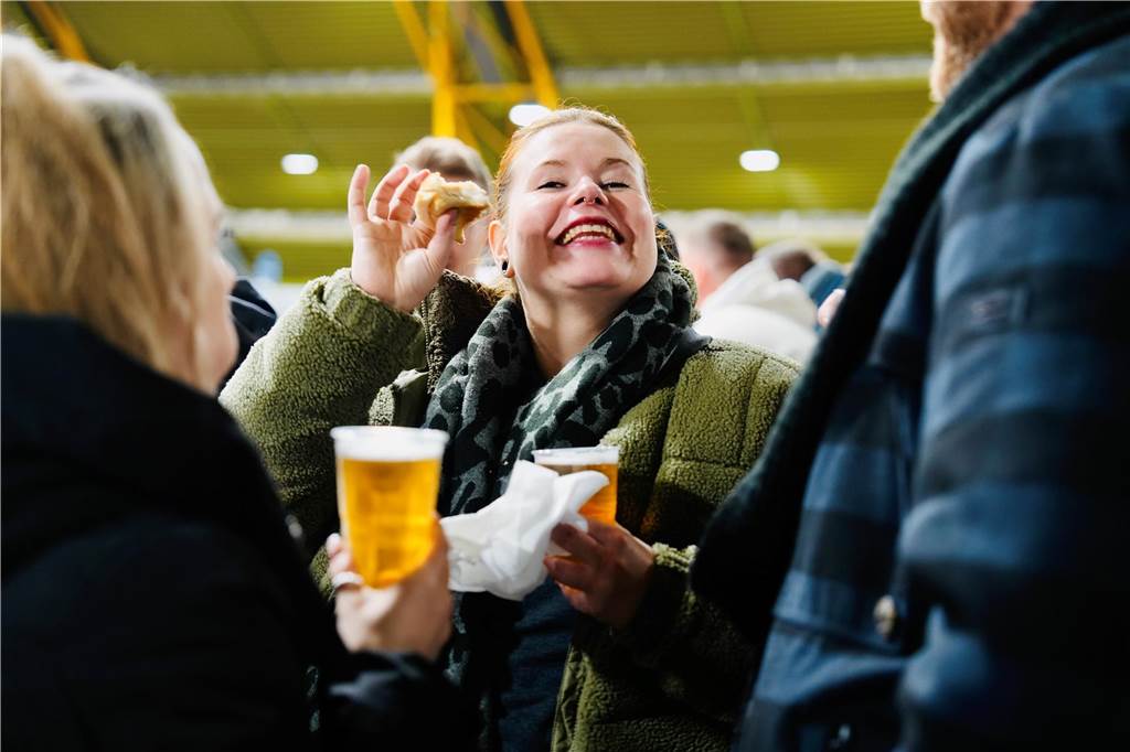 Die besten Fan-Fotos vom ersten Endrunden-Tag der Dortmunder Hallenfußball-Stadtmeisterschaft. 
