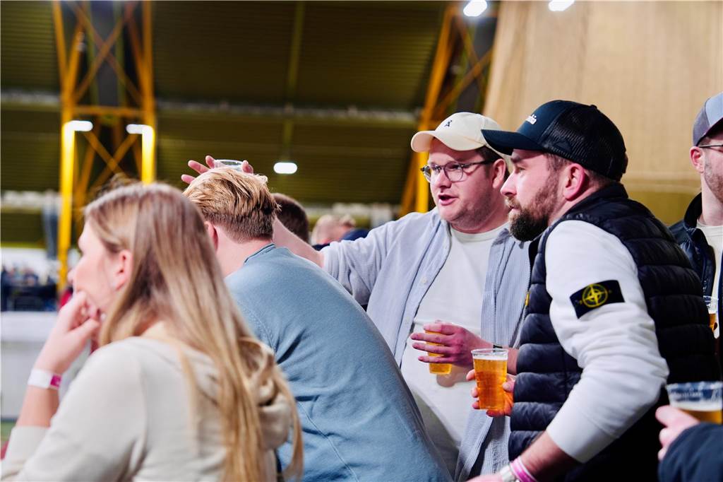 Die besten Fan-Fotos vom ersten Endrunden-Tag der Dortmunder Hallenfußball-Stadtmeisterschaft. 