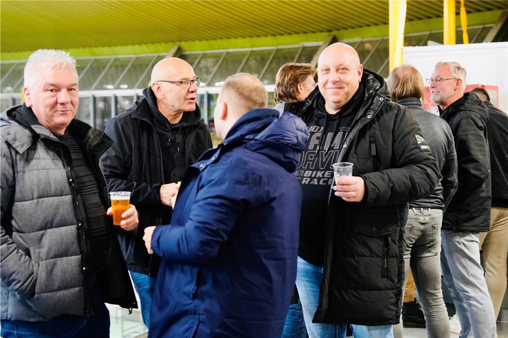 Die besten Fan-Fotos vom ersten Endrunden-Tag der Dortmunder Hallenfußball-Stadtmeisterschaft. 