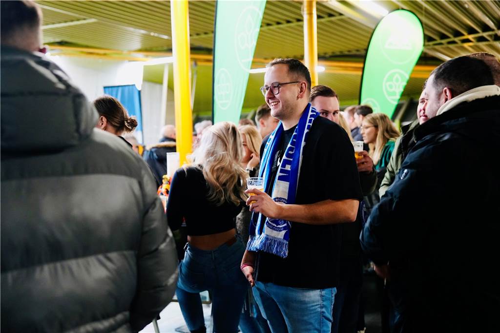 Die besten Fan-Fotos vom ersten Endrunden-Tag der Dortmunder Hallenfußball-Stadtmeisterschaft. 