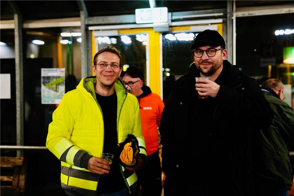 Die besten Fan-Fotos vom ersten Endrunden-Tag der Dortmunder Hallenfußball-Stadtmeisterschaft. 