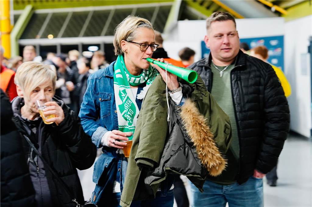 Die besten Fan-Fotos vom ersten Endrunden-Tag der Dortmunder Hallenfußball-Stadtmeisterschaft. 