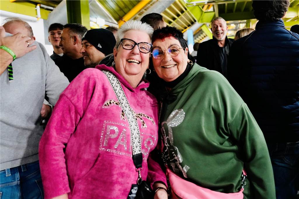 Die besten Fan-Fotos vom ersten Endrunden-Tag der Dortmunder Hallenfußball-Stadtmeisterschaft. 