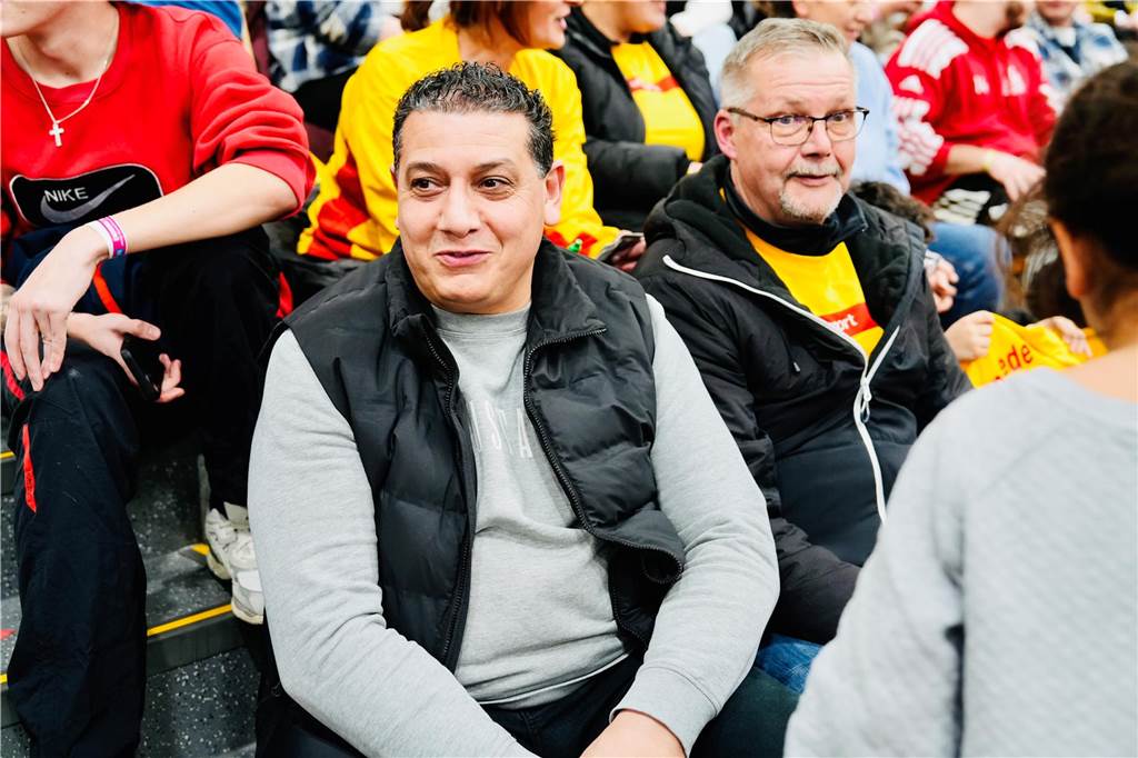 Die besten Fan-Fotos vom ersten Endrunden-Tag der Dortmunder Hallenfußball-Stadtmeisterschaft. 