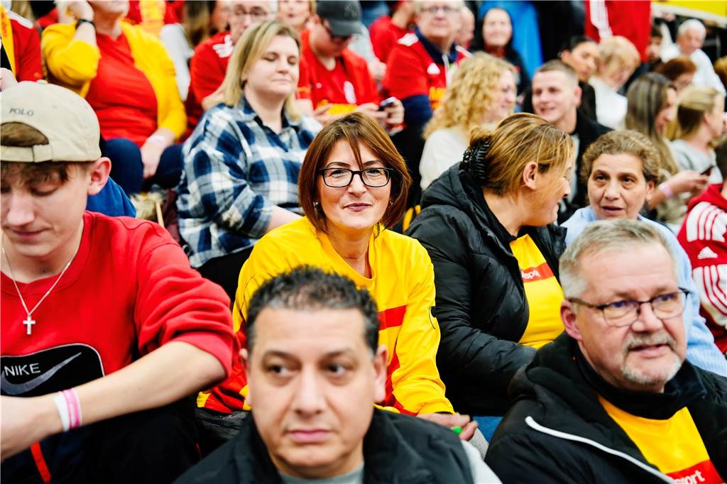 Die besten Fan-Fotos vom ersten Endrunden-Tag der Dortmunder Hallenfußball-Stadtmeisterschaft. 
