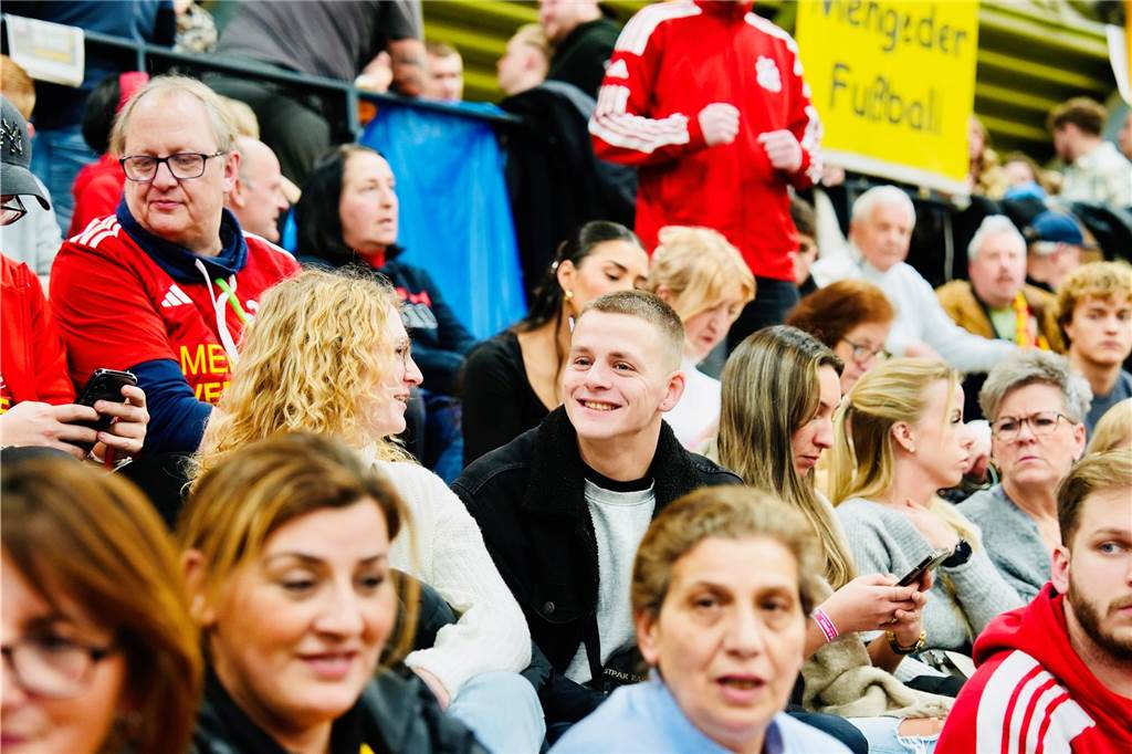 Die besten Fan-Fotos vom ersten Endrunden-Tag der Dortmunder Hallenfußball-Stadtmeisterschaft. 