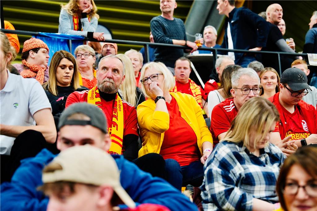 Die besten Fan-Fotos vom ersten Endrunden-Tag der Dortmunder Hallenfußball-Stadtmeisterschaft. 