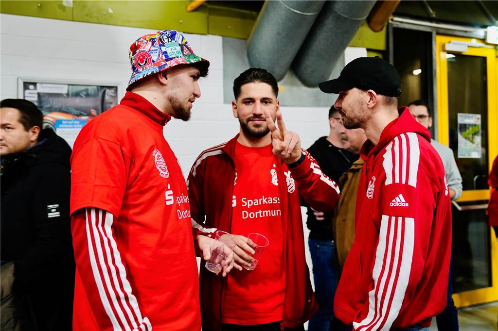 Die besten Fan-Fotos vom ersten Endrunden-Tag der Dortmunder Hallenfußball-Stadtmeisterschaft. 