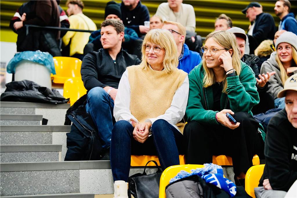 Die besten Fan-Fotos vom ersten Endrunden-Tag der Dortmunder Hallenfußball-Stadtmeisterschaft. 