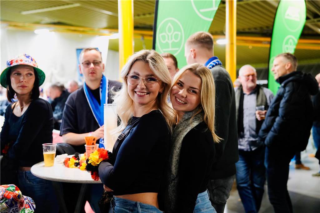 Die besten Fan-Fotos vom ersten Endrunden-Tag der Dortmunder Hallenfußball-Stadtmeisterschaft. 