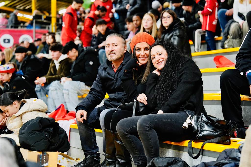 Die besten Fan-Fotos vom ersten Endrunden-Tag der Dortmunder Hallenfußball-Stadtmeisterschaft. 