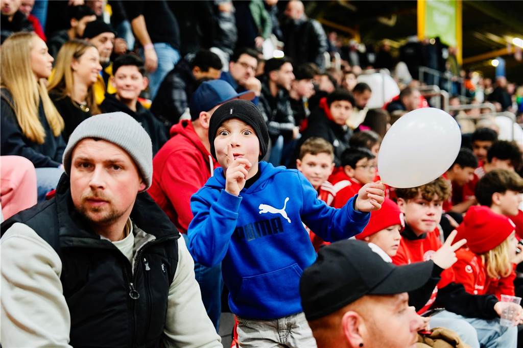Die besten Fan-Fotos vom ersten Endrunden-Tag der Dortmunder Hallenfußball-Stadtmeisterschaft. 