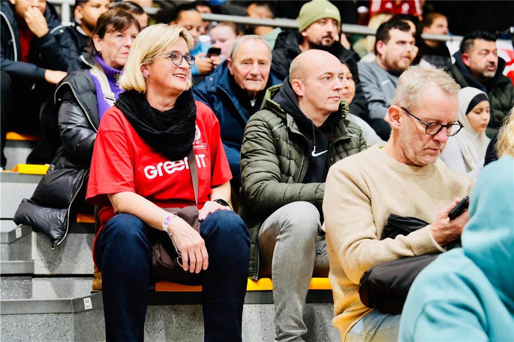 Die besten Fan-Fotos vom ersten Endrunden-Tag der Dortmunder Hallenfußball-Stadtmeisterschaft. 