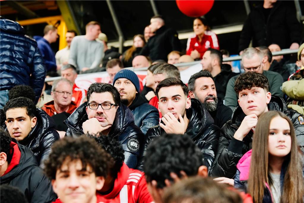 Die besten Fan-Fotos vom ersten Endrunden-Tag der Dortmunder Hallenfußball-Stadtmeisterschaft. 