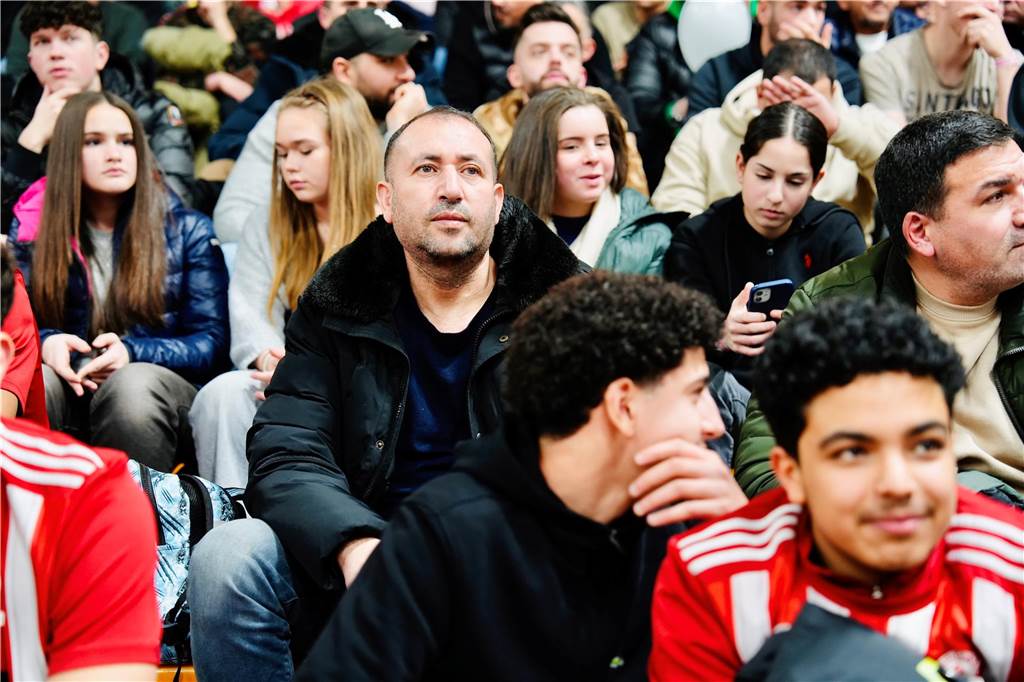 Die besten Fan-Fotos vom ersten Endrunden-Tag der Dortmunder Hallenfußball-Stadtmeisterschaft. 